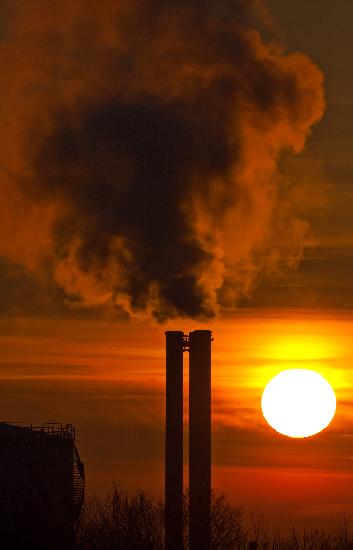 Qualmende Schornsteine im Sonnenaufgang von Patrick Pleul