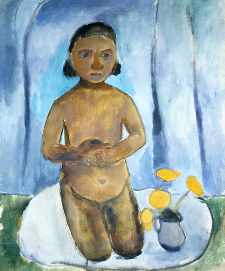 Kniendes Kind vor blauem Vorhang von Paula Modersohn-Becker