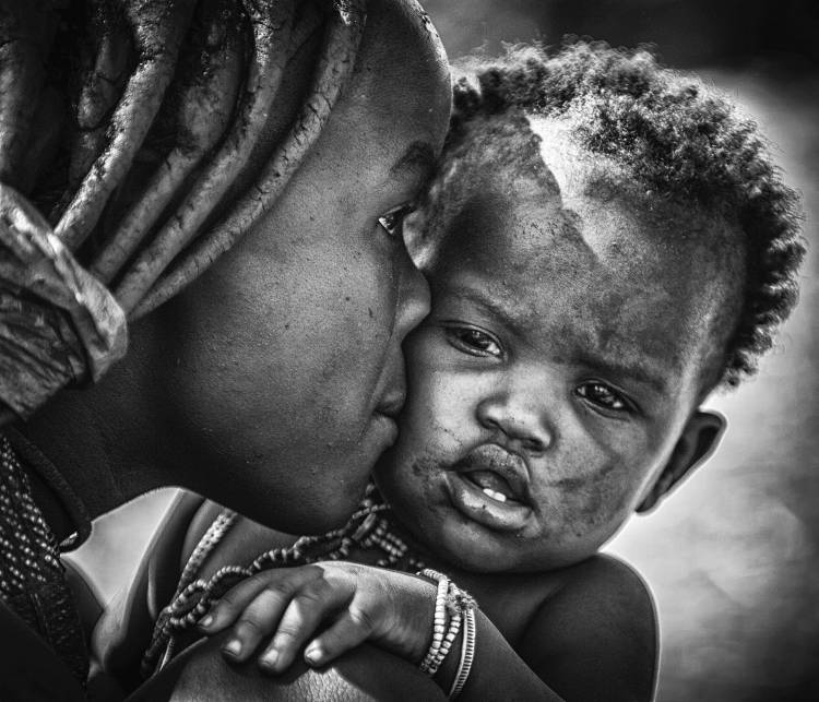 kiss from beautiful himba mom von Pavol Stranak