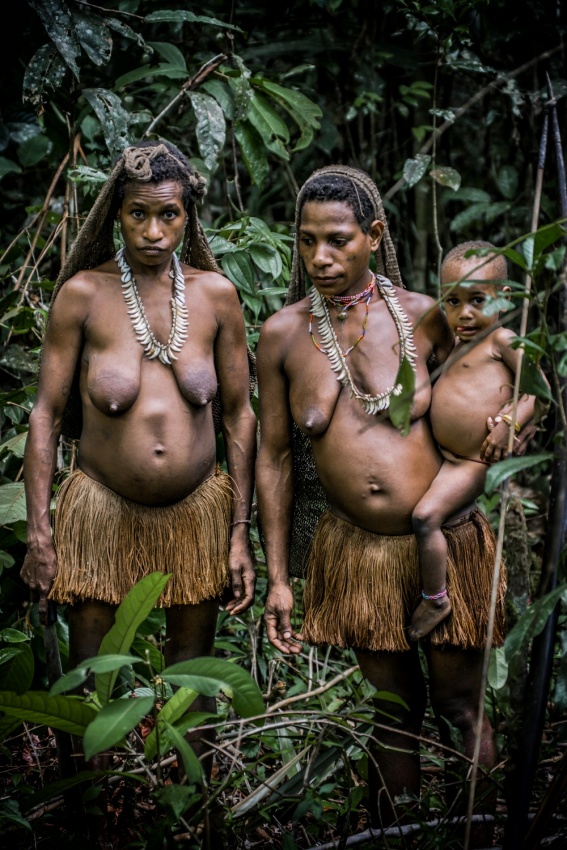 korowai: life of the tree people #1 von Pavol Stranak
