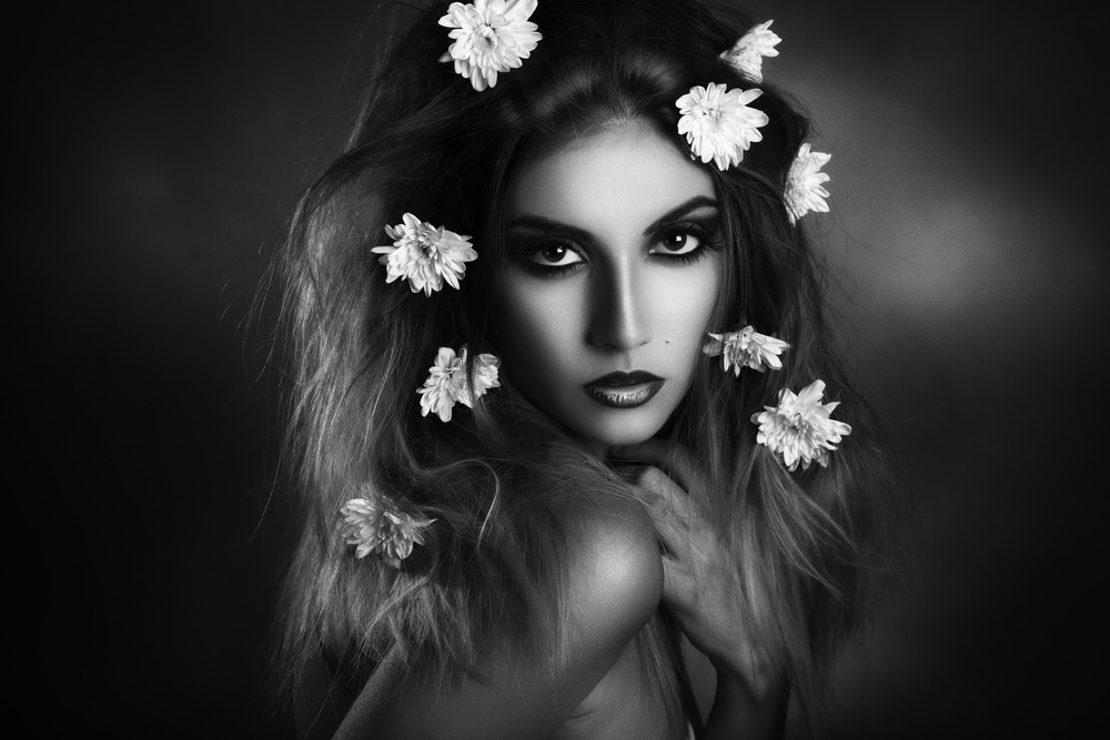 With flowers in her hair von Peppe Tambè