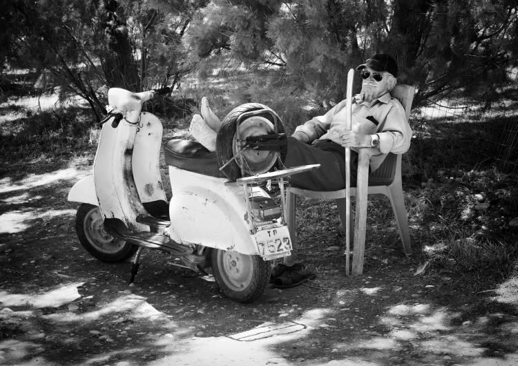 Vespa a riposo von Pete Richardson