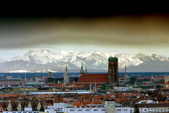 Frauenkirche vor Alpenpanorama bei Föhn von Peter Kneffel
