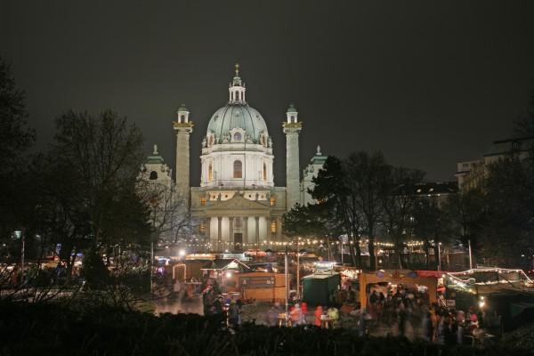 Karlskirche Wien bei Nacht von Peter Wienerroither