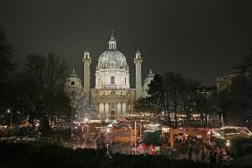 Karlskirche Wien bei Nacht