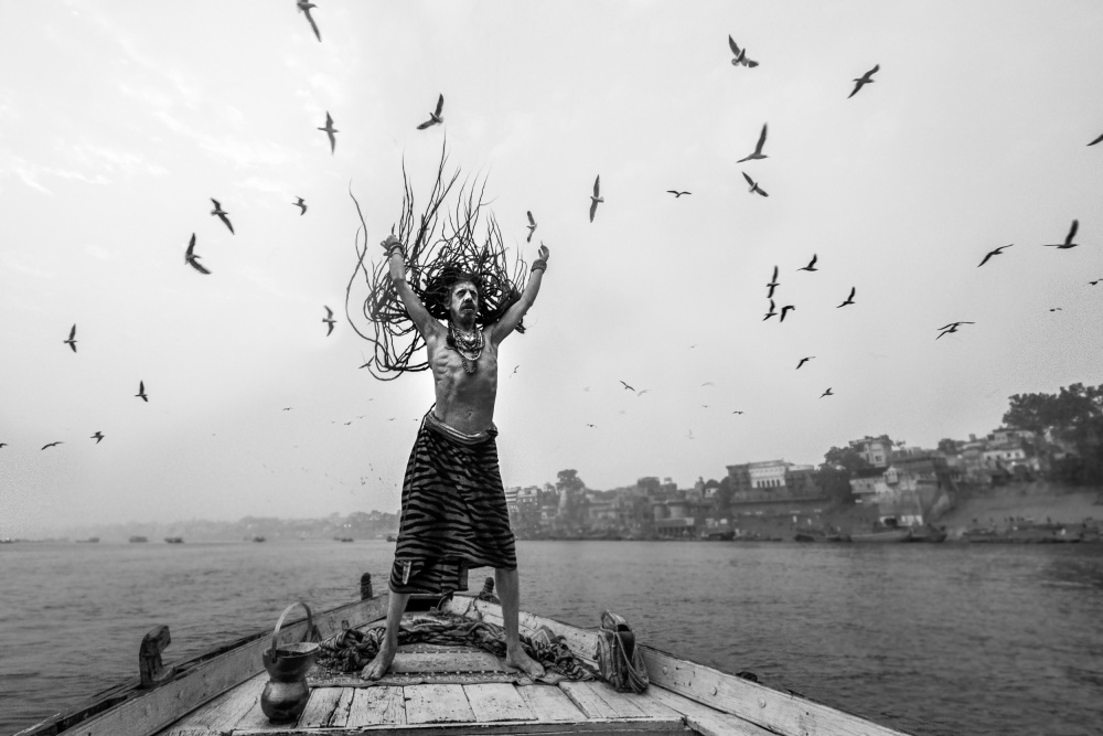 Naga Sadhu posing on boat at varanasi von Prithul Das