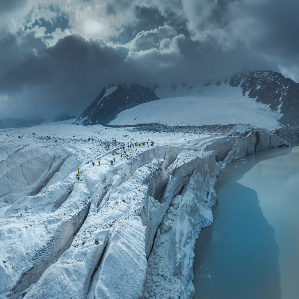 Mount Bogda 5445 《穿越冰河》 von qiye