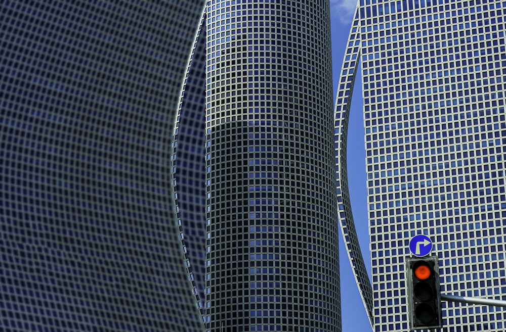 Azrieli towers Red light von RABIA BASHA ARTIST