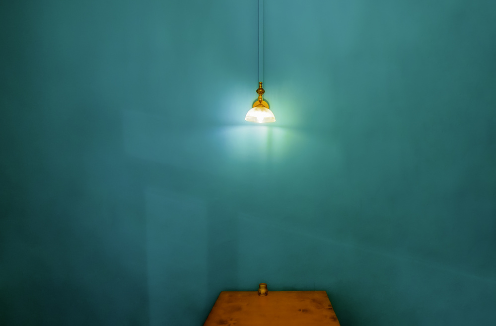 Light Table Blue wall von RABIA BASHA ARTIST