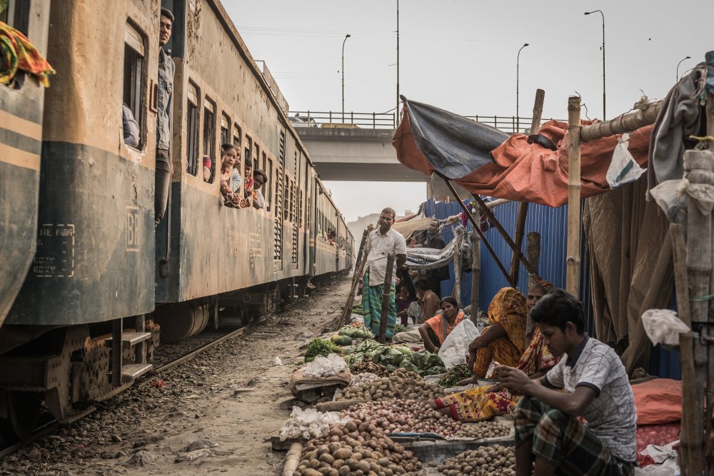 DHAKA RAILWAY SLUM 8 von Radana Kucharova