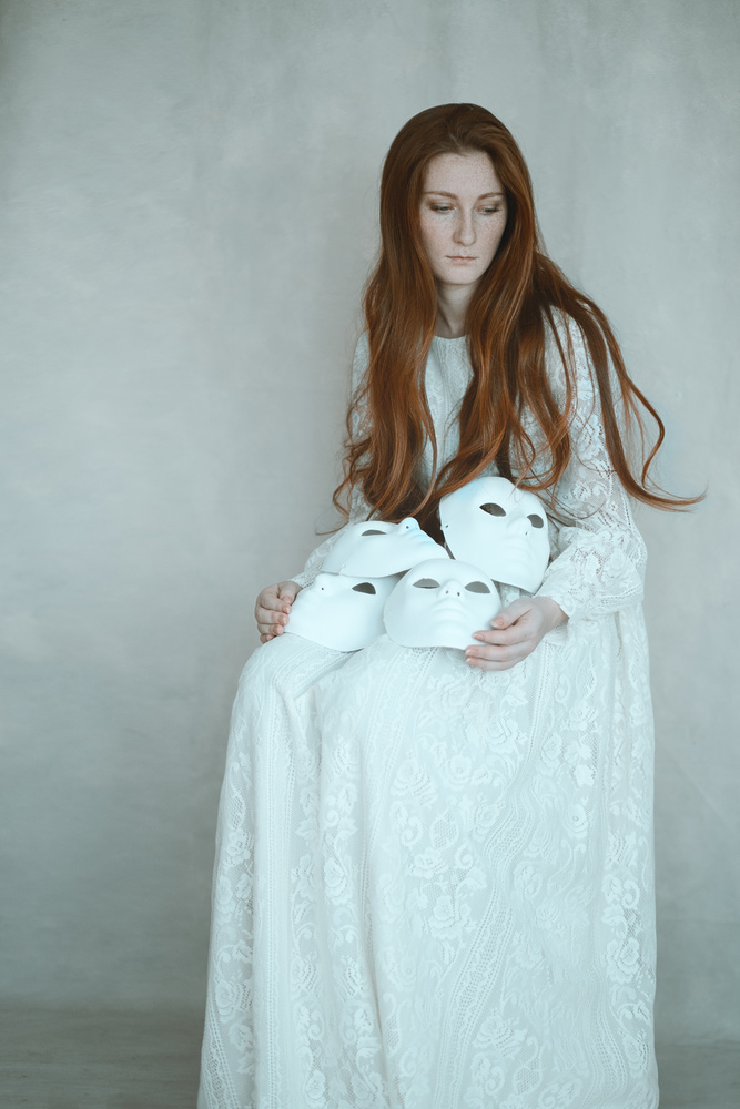 The mask within von Raluca Arhire