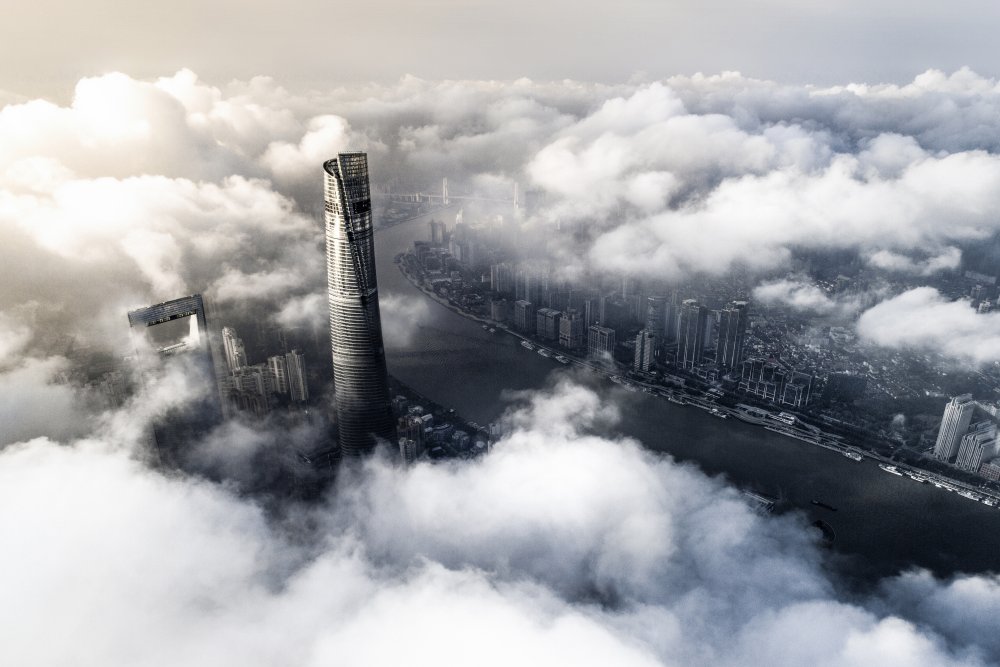 Shanghai in the Clouds von Ran Shen