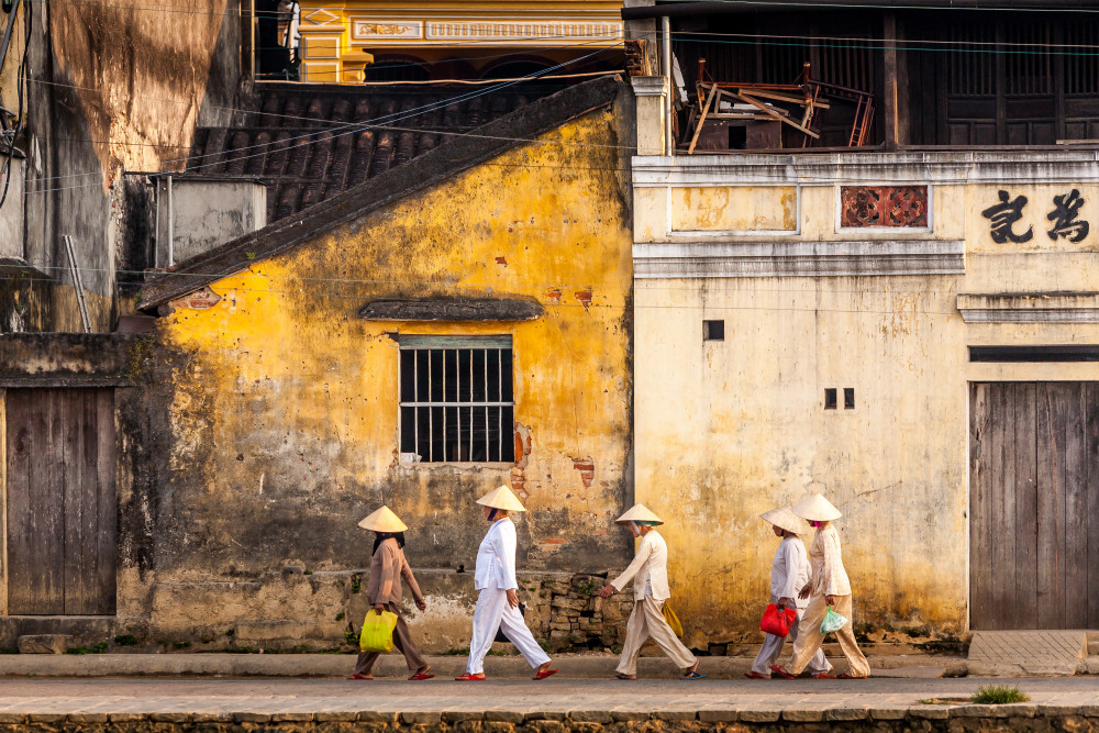 When old women back from the market von Raphael Nguyen