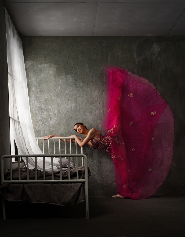 Red gown ballerina von Rawisyah Aditya