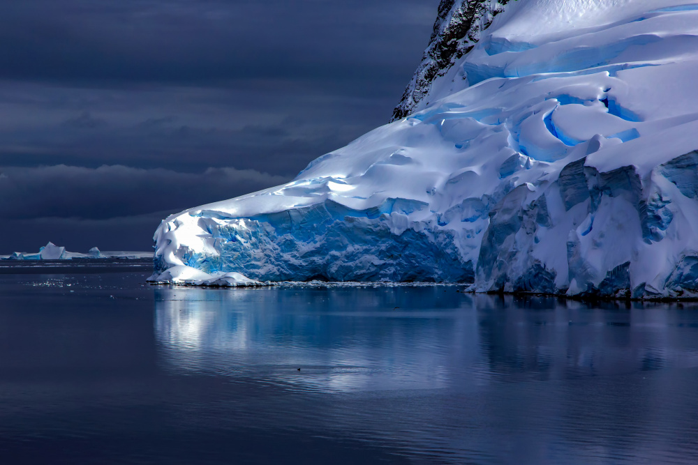 The Silent Blue Icebergs in Antarctica von Raymond Ren Rong Liu