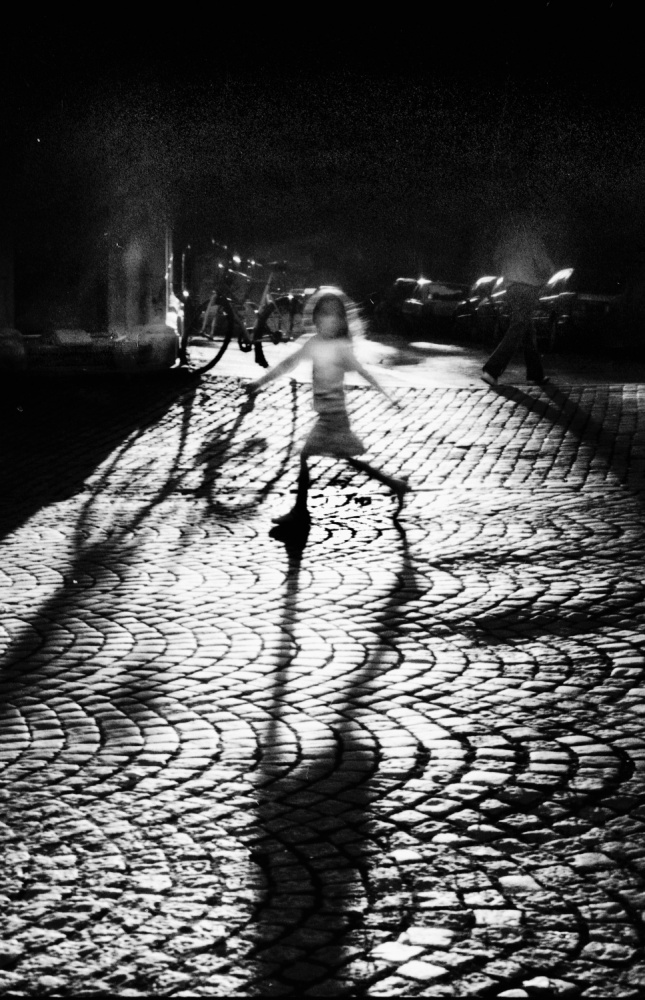 Girl across the street von renato bartolomei