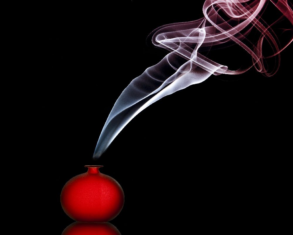 Rauchen in Rot von Renee Doyle