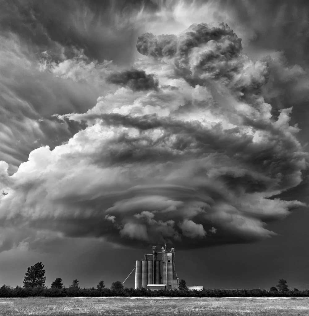 Monochrome Mesocyclone von Rob Darby