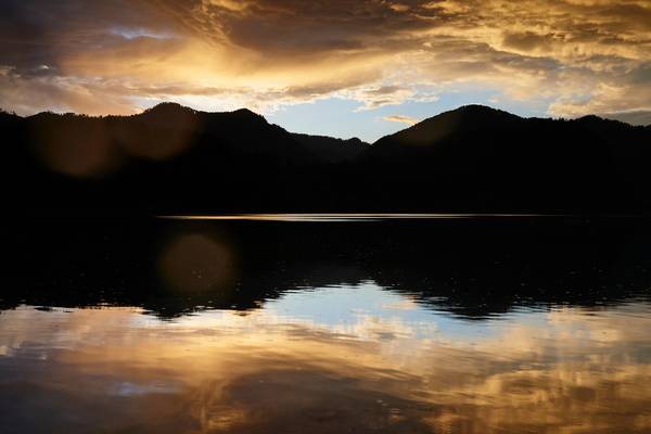 Abendrot mit Wolkenstimmung und Bergsilhouette am Almsee von Robert Kalb