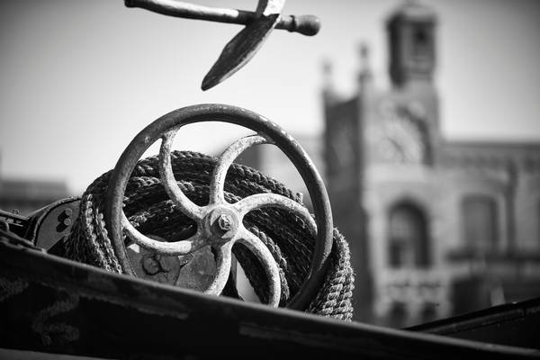 Altes Schiff an der Anlegestelle am Veerdijk von Robert Kalb