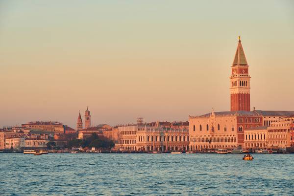 Blick auf den Markusturm und den Dogenpalast im Morgenlicht von Robert Kalb