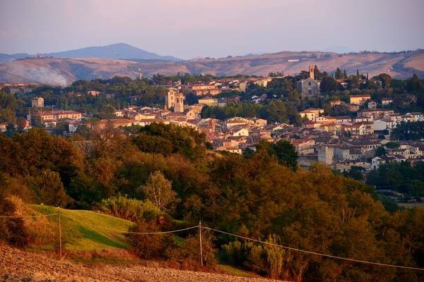 Blick von oben auf die Gemeide Asciano in der Toskana im Abendlicht von Robert Kalb