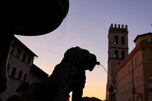 Brunnen am Piazza del Comune, im Hintergrund Santa Maria sopra Minerva. von Robert Kalb
