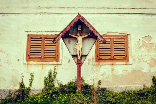 Ein Kreuz zwischen zwei Fensterläden von Robert Kalb