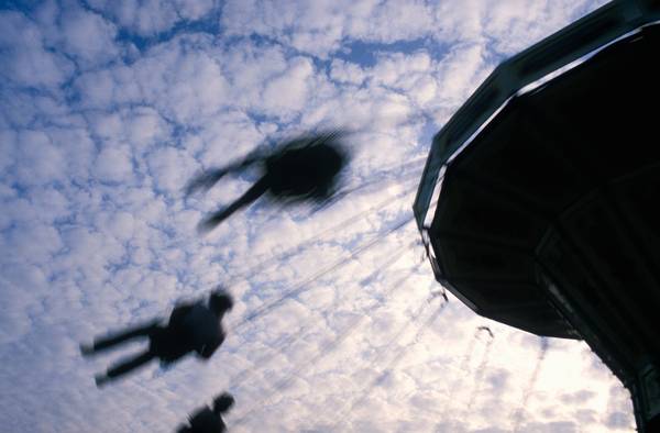 Ein sich drehendes Kettenkarussel mit Kinder von Robert Kalb