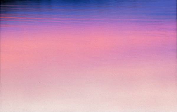 Farbenspiel im Wasser durch einen Sonnenuntergang von Robert Kalb