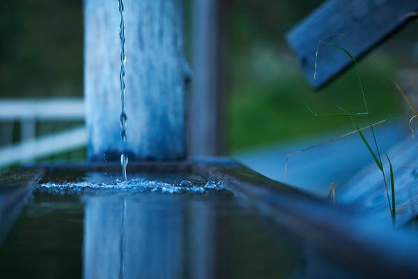 Holzbrunnen mit frischem sprudelndem Quellwasser von Robert Kalb