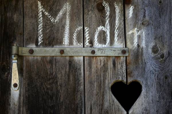 Plumsklo auf der Alm, mit Aufschrift Madln auf der Türe. von Robert Kalb