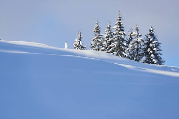 Tiefverschneite Winterlandschaft in Vorarlberg von Robert Kalb
