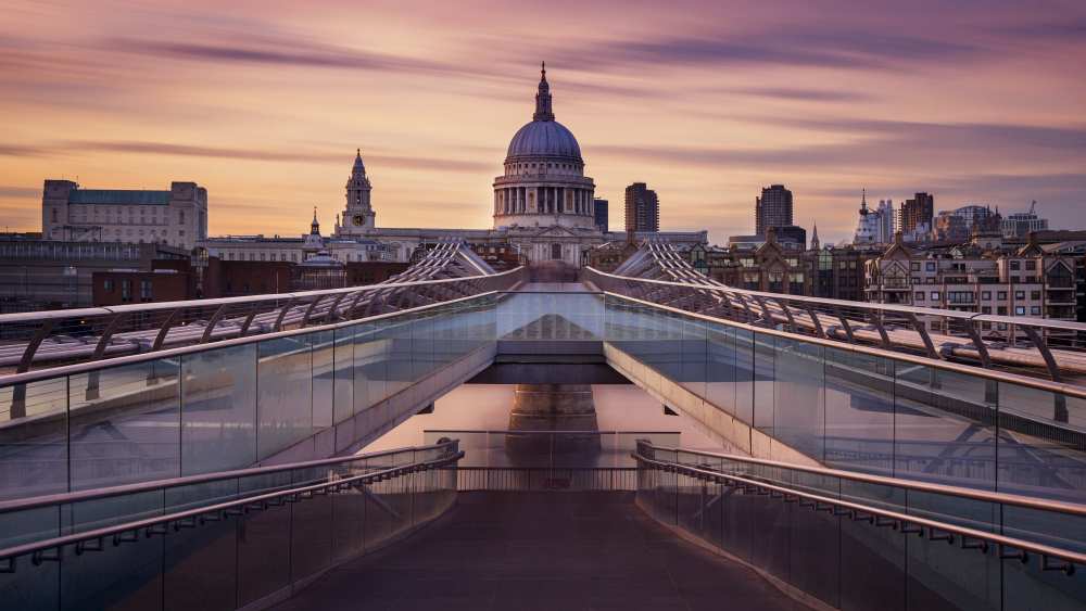 Millennium bridge leading towards St. Paul's church von Roland Shainidze