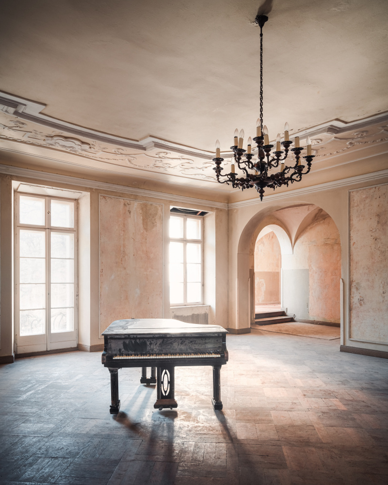 Piano in an Abandoned Castle von Roman Robroek