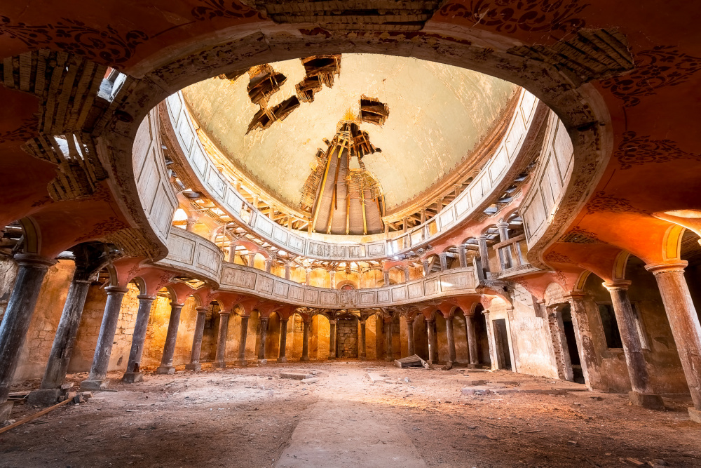 Round Chapel in Decay von Roman Robroek