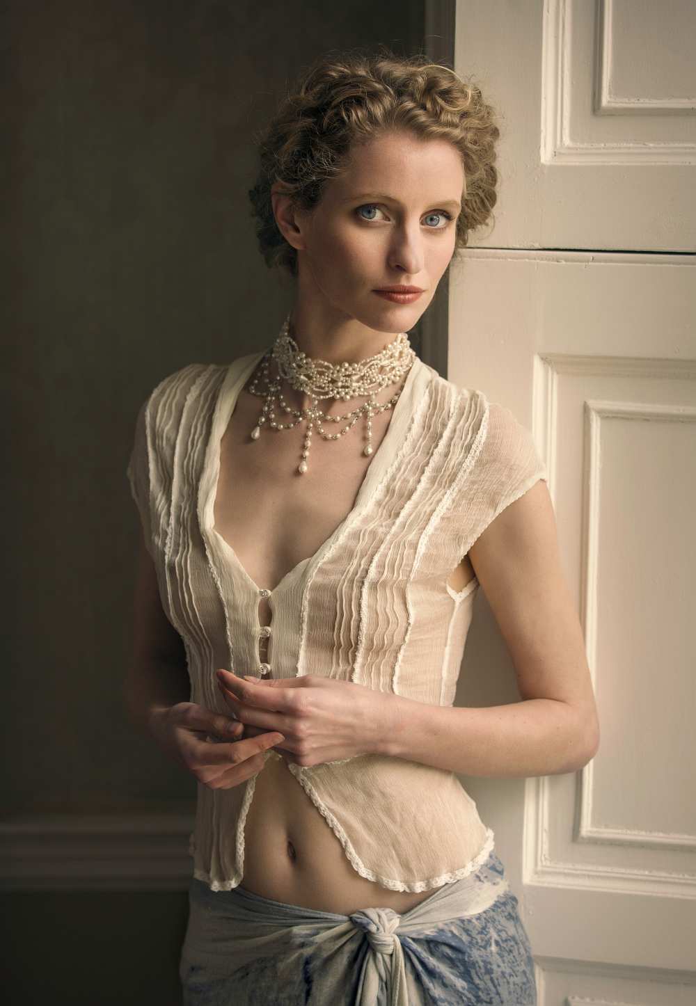 Fredau at the Window von Ross Oscar