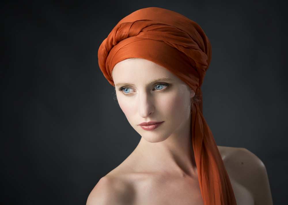 The Girl with the Orange Shawl von Ross Oscar