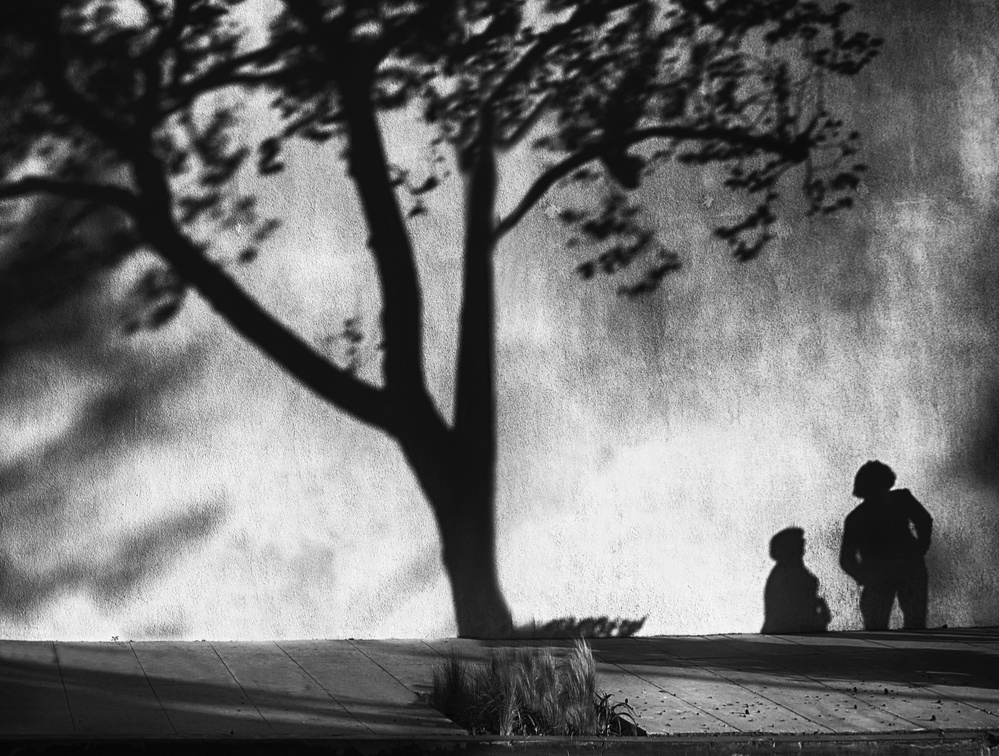 Women conversation (shadows) von Roxana Labagnara