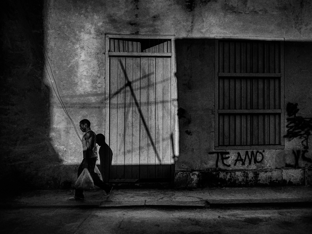 Message in a wall von Roxana Labagnara