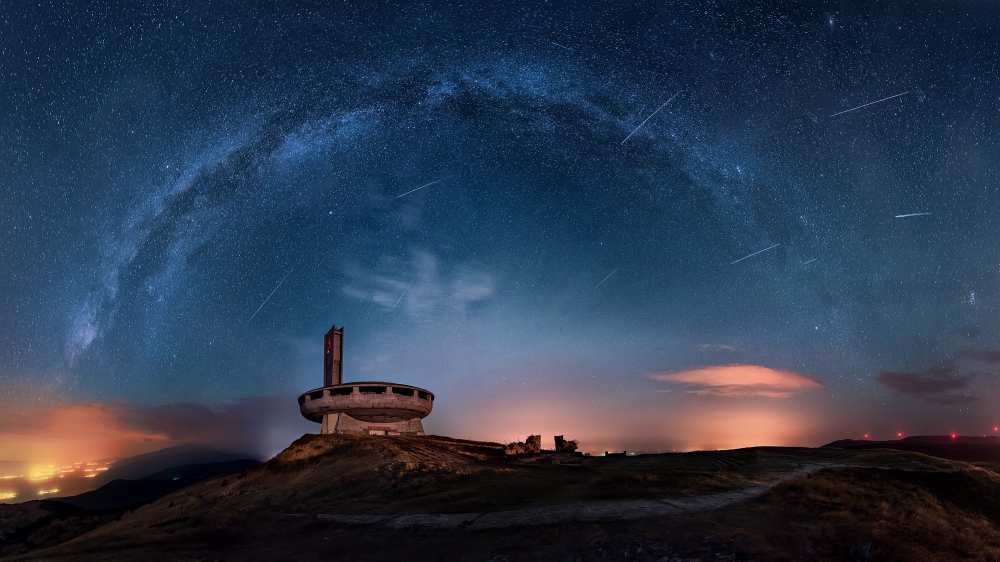 Perseids over Buzludzha von Ruslan Asanov