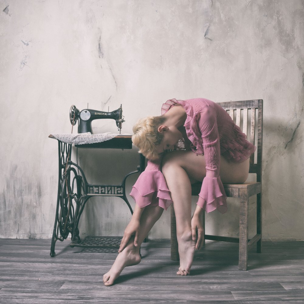 at the sewing machine von Ruth Franke