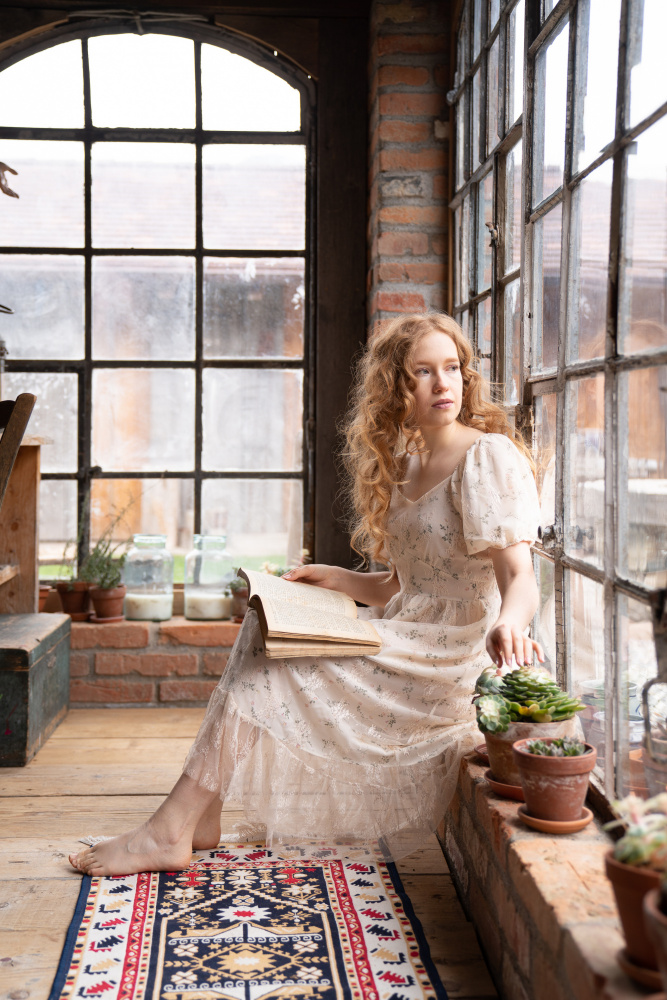 in the glass house with a book von Ruth Franke