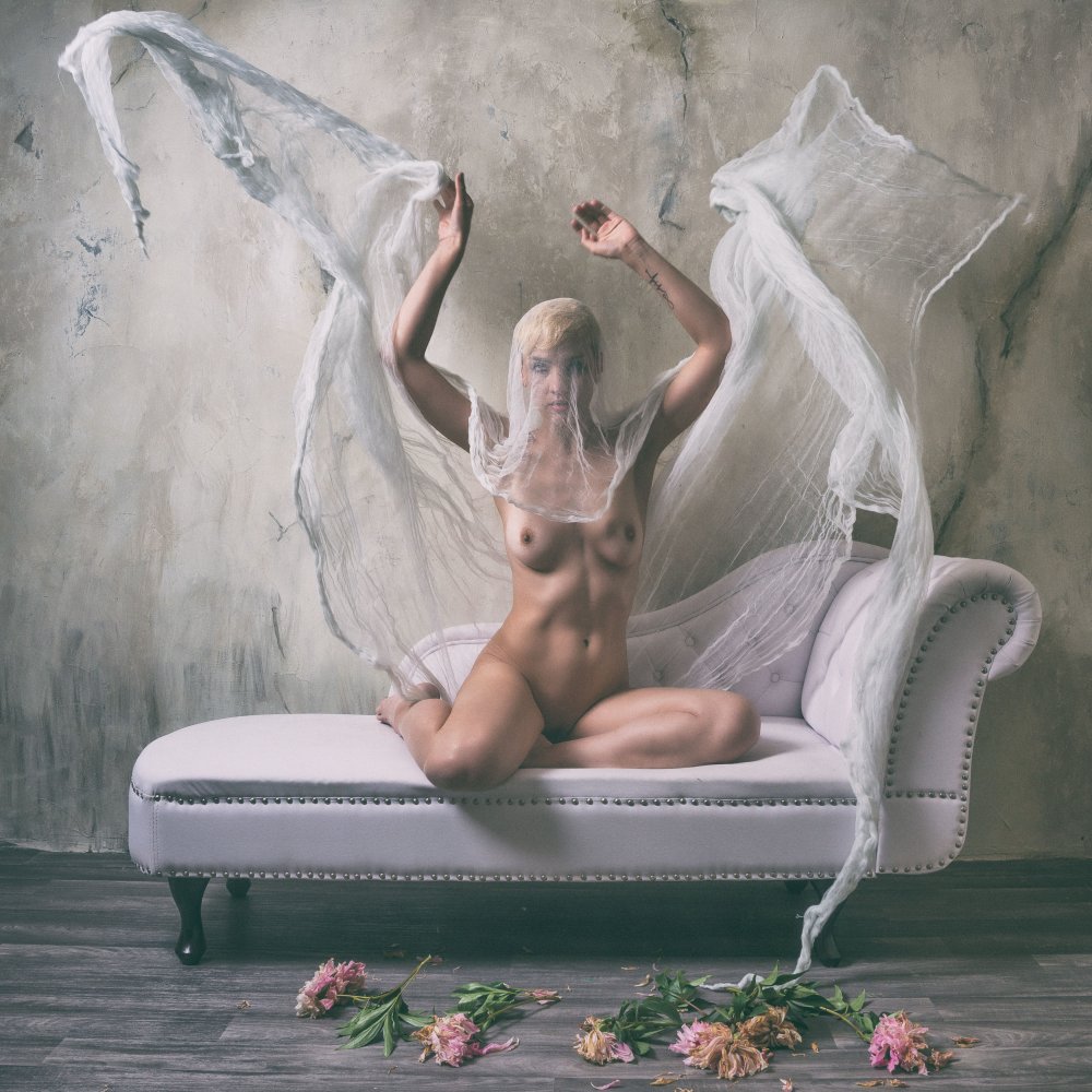 in flowing cloths von Ruth Franke