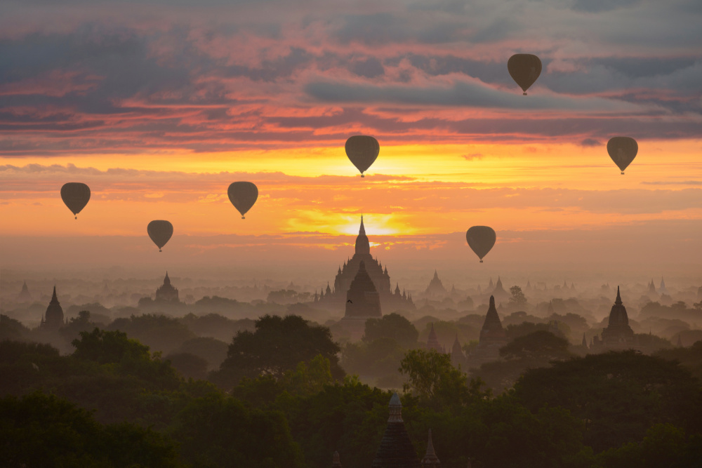 Bagan, balloons flying over ancient temples von Sarawut Intarob