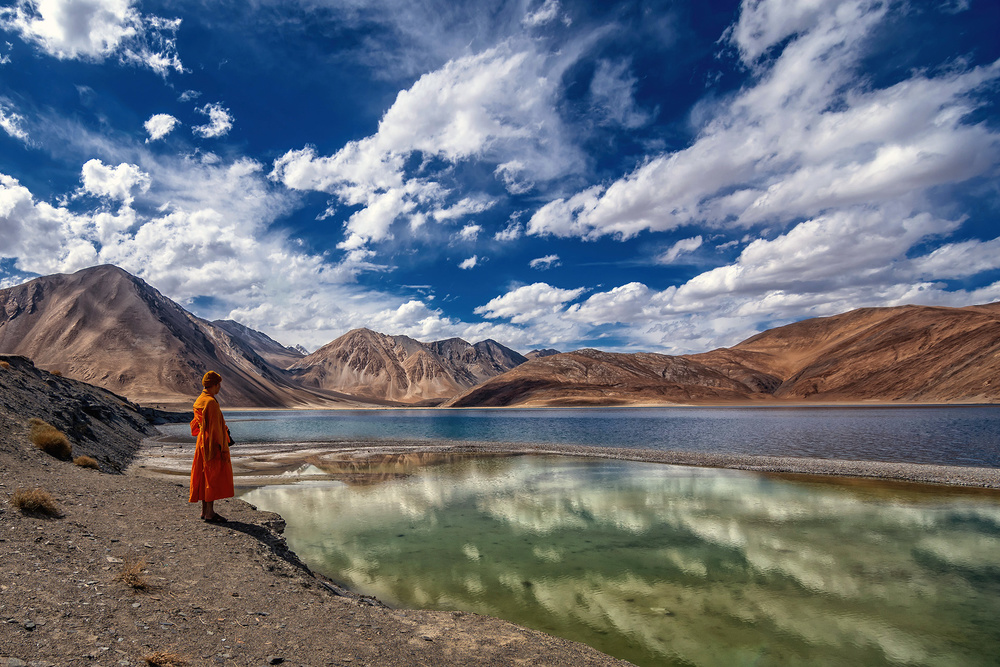 Monk at Pangong Tso Lake von Saurabh Sirohiya