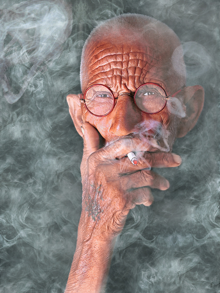 Avid Smoker von Sayyed Nayyer Reza