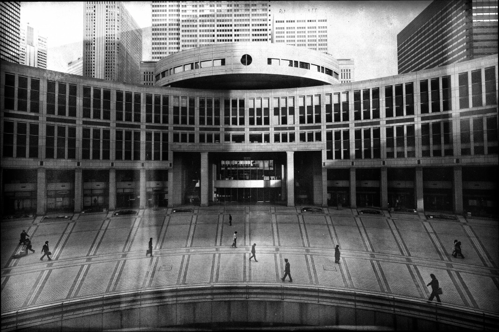 people coming and going. von Shigeharu N