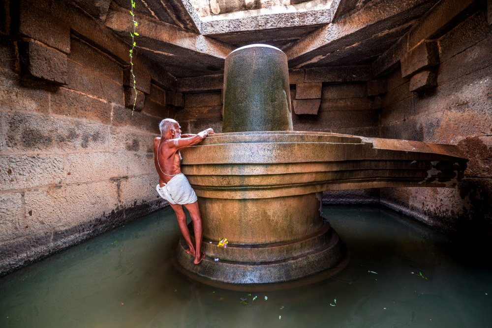 Priest of Badavi Linga Hampi von SHREENIVAS YENNI