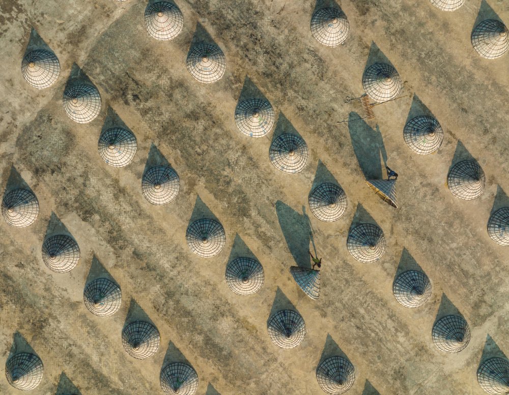Playing in a Rice Mill von Sikder Mesbahuddin Ahmed